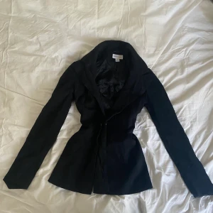 Karl Lagerfeld for HM - Super fin kavaj från Karl Lagerfeld for Hm. Funkar utmärkt att inte ha något under. Jätte fin silvrig detalj som håller ihop kavjen. Fått jätte många komplimanger av den💕 Varan skickas efter betalningen och kan även samfrakta🥰