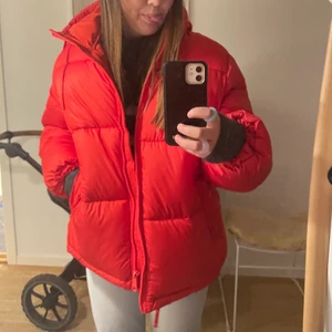 Jacka - Säljer nu min röda jacka ifrån hm, slutsåld över allt och alla vill ha de  Nypris 400kr Storlek M men passar S-L 