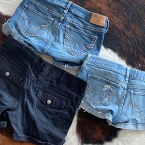 Jeans shorts - Hollister stl25 & 24 sålda!! Endast svarta kvar!!   De två blåa från Hollister och de svarta från HM. Bra skick, säljer för 70kr st, pris kan diskuteras vid snabb affär. Finns även ett par Levis shorts på min sida :).
