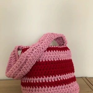 Mellanstor virkad väska  - Virkad väska i trikågarn H: 26 cm L: 33 cm