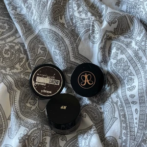Dipbrow - Dipbrow från hm, Anastasia och maybelline. Hm säljer jag för 40kr, Anastasia säljer jag för 80kr, maybelline för 50kr. Hm har typ hela kvar och dem andra två har halva kvar. Skriv för bilder.
