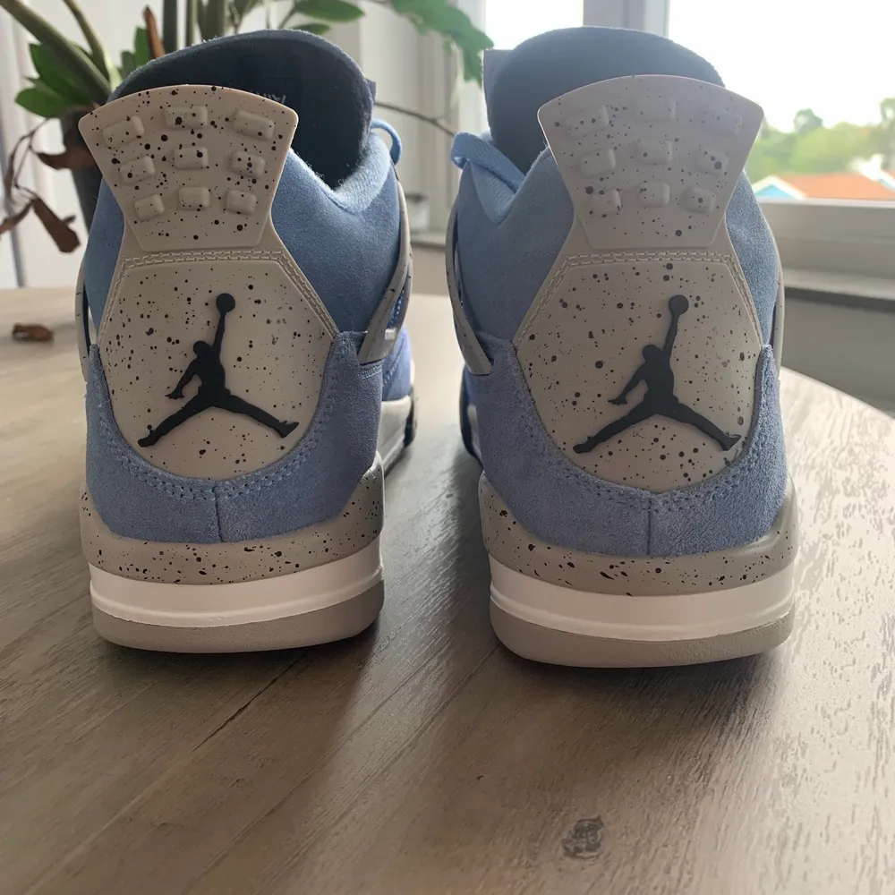 Hej, säljer mina Air Jordan 4 Retro University Blue för 3500kr som jag aldrig använt. Nypris 5000kr. Skor.