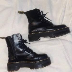 Dr Martens Platform - Knappt använda Dr. Martens i platform-modellen. Väldigt fint skick