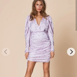 Adoore klänning  - Lila adoore klänning, använd en gång. Skicka meddelande för bilder på den. 