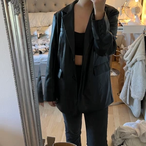 Lackblazer - Helt oanvänd blazer från nakd, storlek 36 men passar en 38 med. Den är oversized i modellen skulle jag säga. Lappar och allt finns kvar! Nypris är 900kr