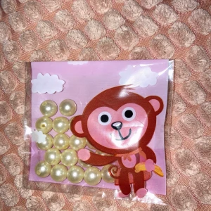 20 st vaxade glaspärlor gräddvit - 20 st vaxade glaspärlor i gräddvit. Väger ca 4 g. 20 st för 18 kr + frakt 40 st för 30 kr + frakt