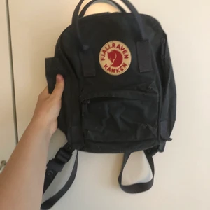 Fjällräven kånken mini mörkblå - Jättefin kånken mini i neutral mörkblå färg. Inte mycket använd och därav o bra skick. Använd några veckor under en resa. Men man kan ändå se i tyget på veck att den är använd. Funkar både till barn och till vuxna beroende på hur banden regleras.