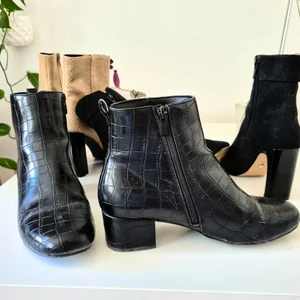 Stiliga klackskor storlek 39 🖤 - Stiliga klackskor med dragkedja i nyskick.  Storlek 39 🖤