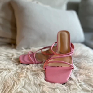 Rosa klackskor - Aldrig använda, är en strl 40 men skulle säga mer som 38/39 då dom är för små för mig. 4-5cm klack. 