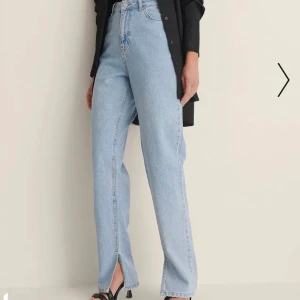 Jeans - Jeans med slits längt ner, använda en gång (: jag står för frakten!