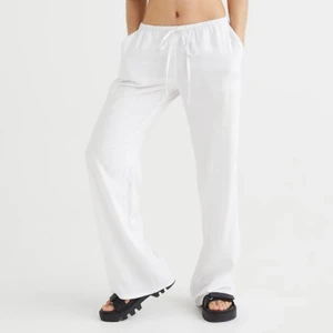 Linnebyxor hm  - Säljer dessa slutsålda linnebyxor från hm i storlek M! Säljer då de är för korta för mig jag är typ 167 och de är lite korta! 💗 först till kvarn! 