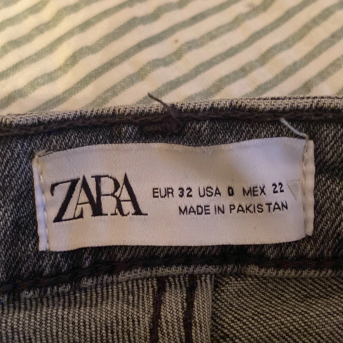 Gråa zara jeans  - 90