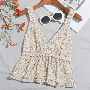 Volang topp  - Säljer den här super fina volangtoppen men som inte kommer till så mycket användning tyvärr 💓 (lånad bild)