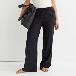 Svarta linnebyxor och shorta! - ⚠️TRYCK INTE KÖP DIREKT⚠️Säljer detta superfina sättet som består av en svart shorta och ett par svarta linnebyxor i satin,näst intill oanvända,från hm i storlek xs-s,bara att skriva för Egna bilder! Startbidrag på 150kr,köptes för 399kr😊💕