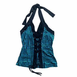 Vintage Y2k Halternecktopp - !-50%!Skitsnygg vintage 00-tals halternecktopp! Rutig i svart och skimrig metallisk blå med holografiska paljetter och korsettsnörning på framsidan! Sitter fint och formande! Perfekt till festliga tillfällen! I perfekt skick! Passar en Xs till M!💋