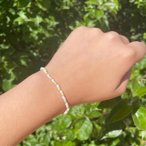 Armband till välgörenhet  - Pastell grön/rosa/gul pärlarmband 80kr  Beställningar sker via DM