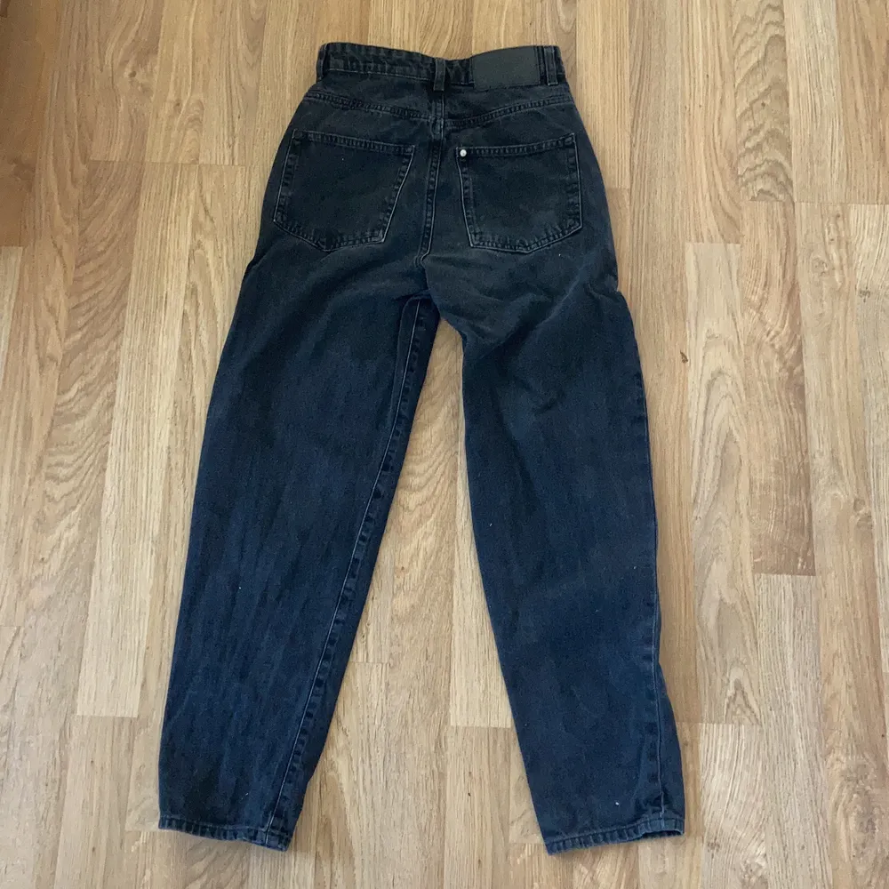 Säljer mina snygga jeans från H&M pga att de har blivit för små!❤️dem är väl använda men i väldigt bra skick! . Jeans & Byxor.
