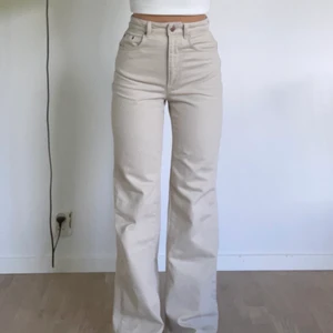Beiga jeans  - Jeans köpta från asos, passar på mig som är 155cm🤍köparen står för frakten på 79kr🤍
