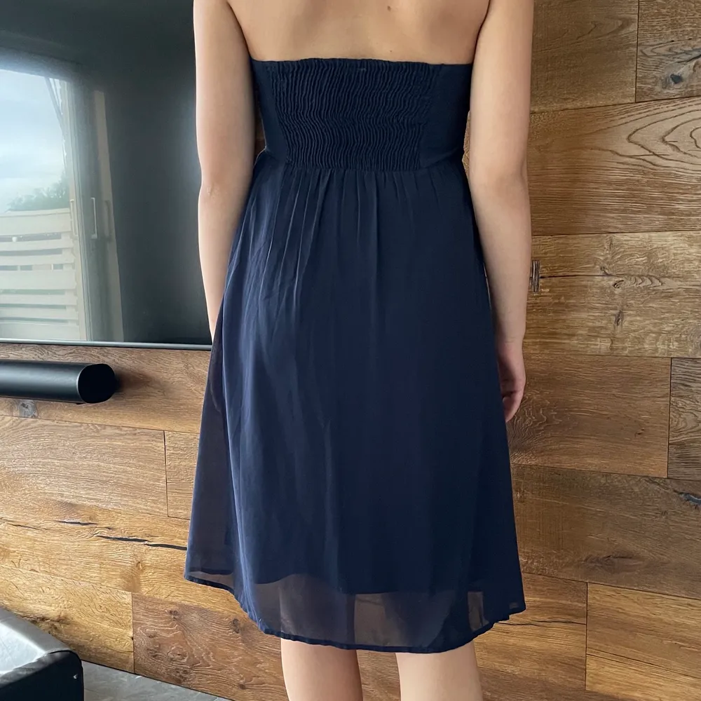 Marinblå söt klänning från Vero Moda i storlek 36. Säljes då den inte kommer till användning, köparen står för frakt 💘💘. Klänningar.