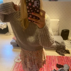 Stickad tröja  - Säljer denna jätte fina gråa tröja , som är perfekt för sena sommarkvällar 💞Säljs inte längre, och är nästan oanvänd . Har inte bra koll på köp direkt funktionen, så använd gärna inte den 🥰Bara att fråga om ni undrar nåt !