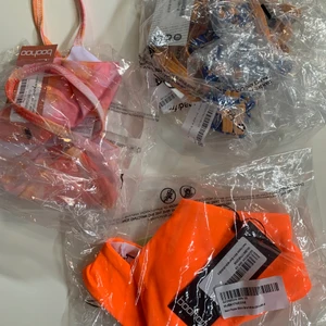 Fina bikinis, kan köpas separat eller tillsammans - Beställde dessa från Boohoo, men tyvärr var alla för små.  Skulle säga att bikinitopparna passar någon med XS, A/B kupa Max 75 under bysten.  Den orangea påsen är en underdel som är högt skuren. Passar någon med S (har M). Fråga gärna om bild! 