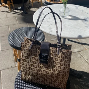 Fendi Tote bag - Fendi tote bag  Mått W28,H26. Serienummer finns inne i väskan. Kan skickas flera bilder vid intresserad. Kontrollerad av Vestiaire.  Finns ute på Vestiaire,Tise och Tradera Vill man betala med klarna så det går bra att köpa vid Vestiaire. När du köpte vår