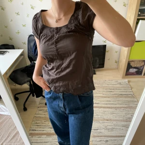 Brun blus - Blus i tunt bomullstyg. I jättefint skick, lite liten på mig som brukar ha M för referens. Frakt tillkommer🦋