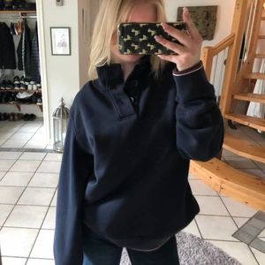 Lång ärmad piké  - Super skön och mysig marinblå lång ärmad piké liknande tröja i storlek L, kostade 1000 ny men säljs för 500, i nyskick då den knappt är använd🥳(sSer ut som att det är fläckar på tröjan men det är smuts på spegeln:) 