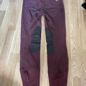 Ridbyxor CRW - Vinröda ridbyxor från CRW i storlek 36. Fint skick! Tvättas innan köp. 