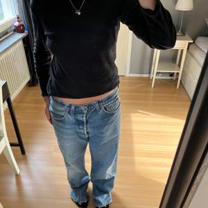 Skitsnygga levis jeans som tyvärr är för stora för mig, tror det är 501 men är osäker för lappen är lite sliten och köpte de second hand! Står ej storlek men är 170cm lång och har medium i det mesta och de är lite för långa och stora för mig💕
