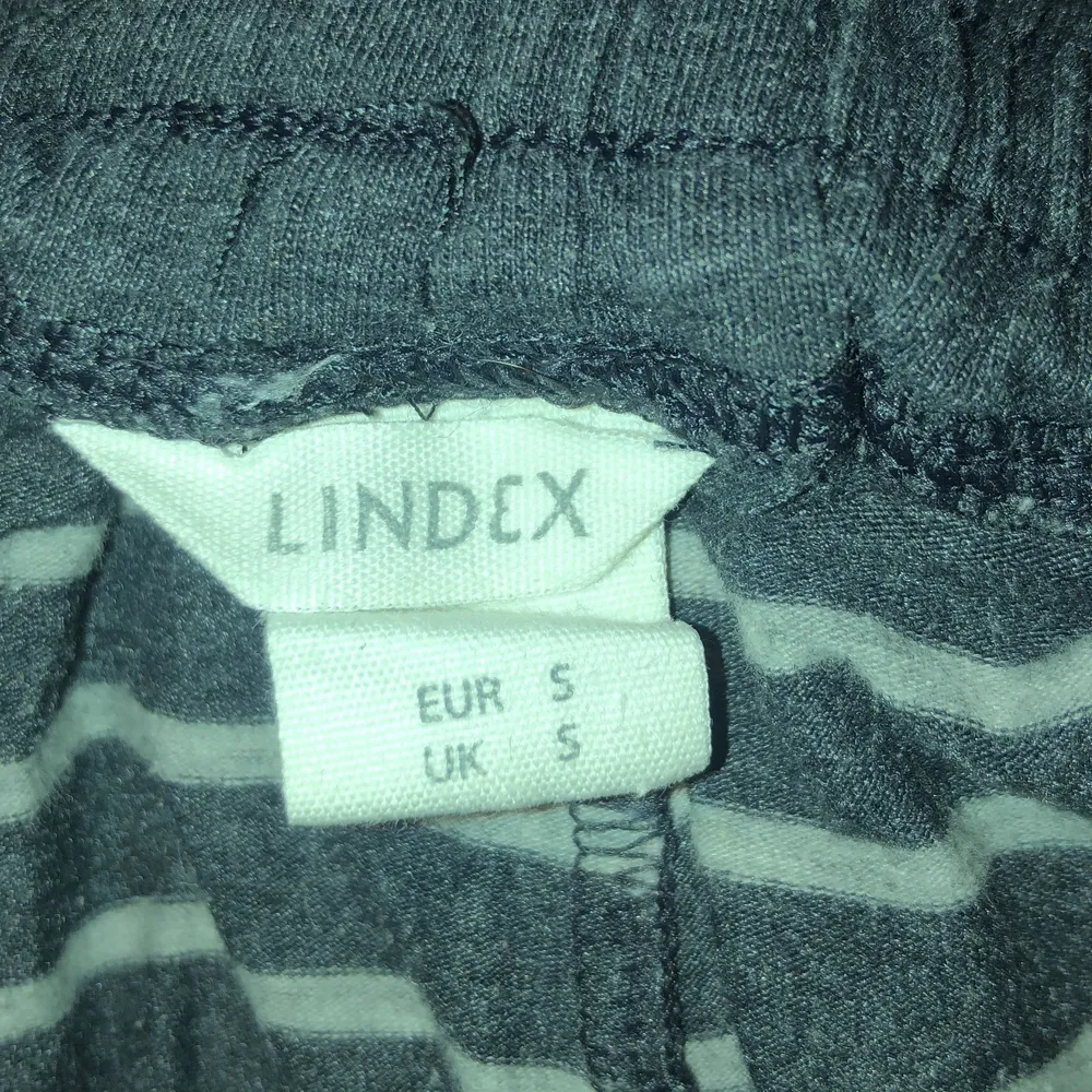 Skönt material samt stretchiga Högmidjade med snören. Jeans & Byxor.