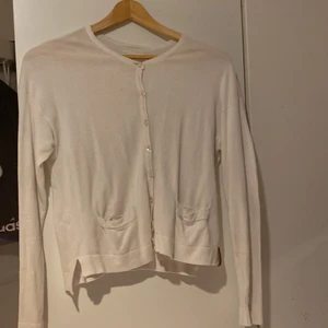 vit knäpptröja - Jag säljer en super fin knäpptröja (tror de heter så) super fin. bra skick. Säljer pga att jag inte använder den. 160 fast passar S. Kan användas sälj samt som en kofta 