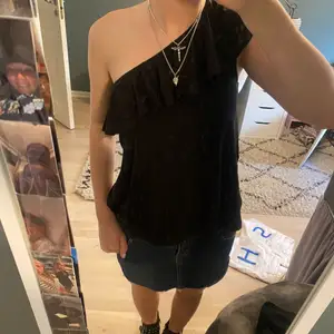 Intressekoll på såå söt off shoulder topp 😍😍säljer även en likadan svart på min profil 🥰 