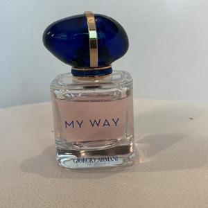 MY WAY armani - Har tillhörande låda (för parfym och body lotion) som kan skickas med om man önskar. (Då kan frakt kosta mer)