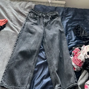 Monki Byxor - Monki byxor storlek 25! De är tyvärr för korta och små för mig så måste sälja de! Pris kan diskuteras vid snabb affär! Och jag samfraktar gärna <3