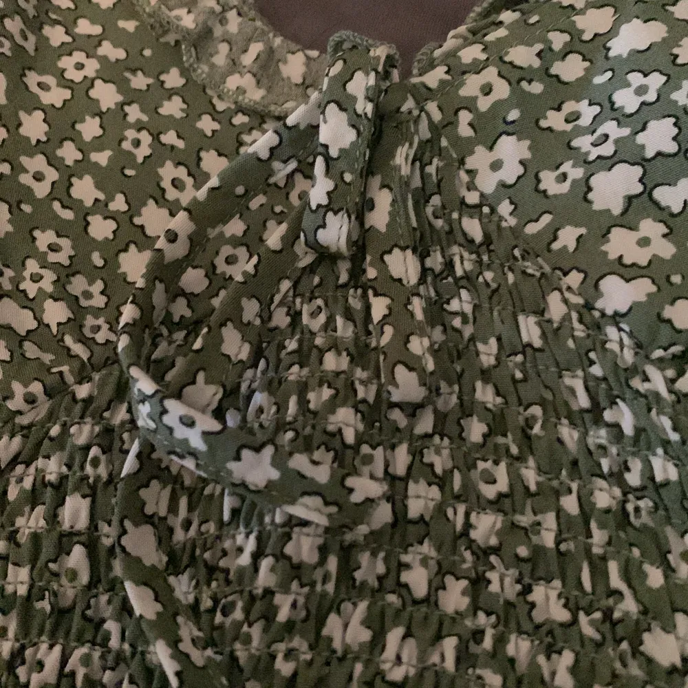 En grön topp med vita blommor från shein i storlek L. Liten för mig vid bysten, har C kupa och den sitter tajt för mig där. Så jag skulle säga att den är liten i storleken. Fint skick och använd 1 gång, sen endast testad. Köparen står för frakten. . Yläosat.