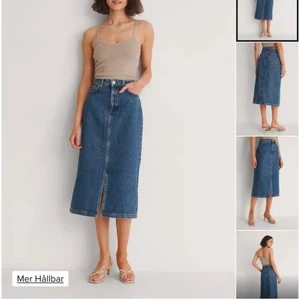 Denimkjol  - Säljer denna supersnygga kjol!💞 Helt oanvänd, prislapp kvar. Kan inte lämnas tillbaka då det gått för långt tid🥰 