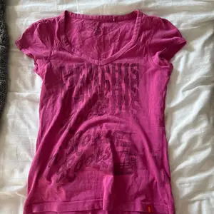 rosa t-shirt i stl S men passar även en XS, skriv om ni undrar något💗  ❗️tryck ej på köp direkt❗️kontakta mig först.