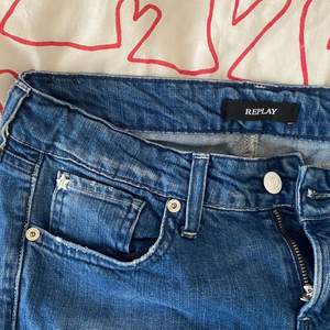 Säljer dessa skit snygga lågmidjade Replay jeans! Säljer eftersom dem är lite för små för mig. Jeansen har jättefina detaljer både framme på jeansen och på bakfickorna. Som man ser på sista bilden är det inte skinny jeans💕 skriv för fler bilder/ frågor💕💕💕