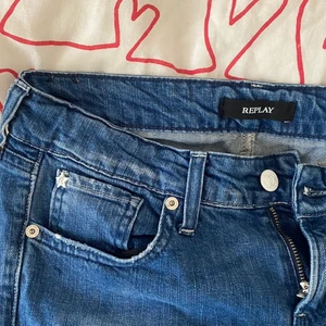 Lågmidjade Replay jeans - Säljer dessa skit snygga lågmidjade Replay jeans! Säljer eftersom dem är lite för små för mig. Jeansen har jättefina detaljer både framme på jeansen och på bakfickorna. Som man ser på sista bilden är det inte skinny jeans💕 skriv för fler bilder/ frågor💕💕💕