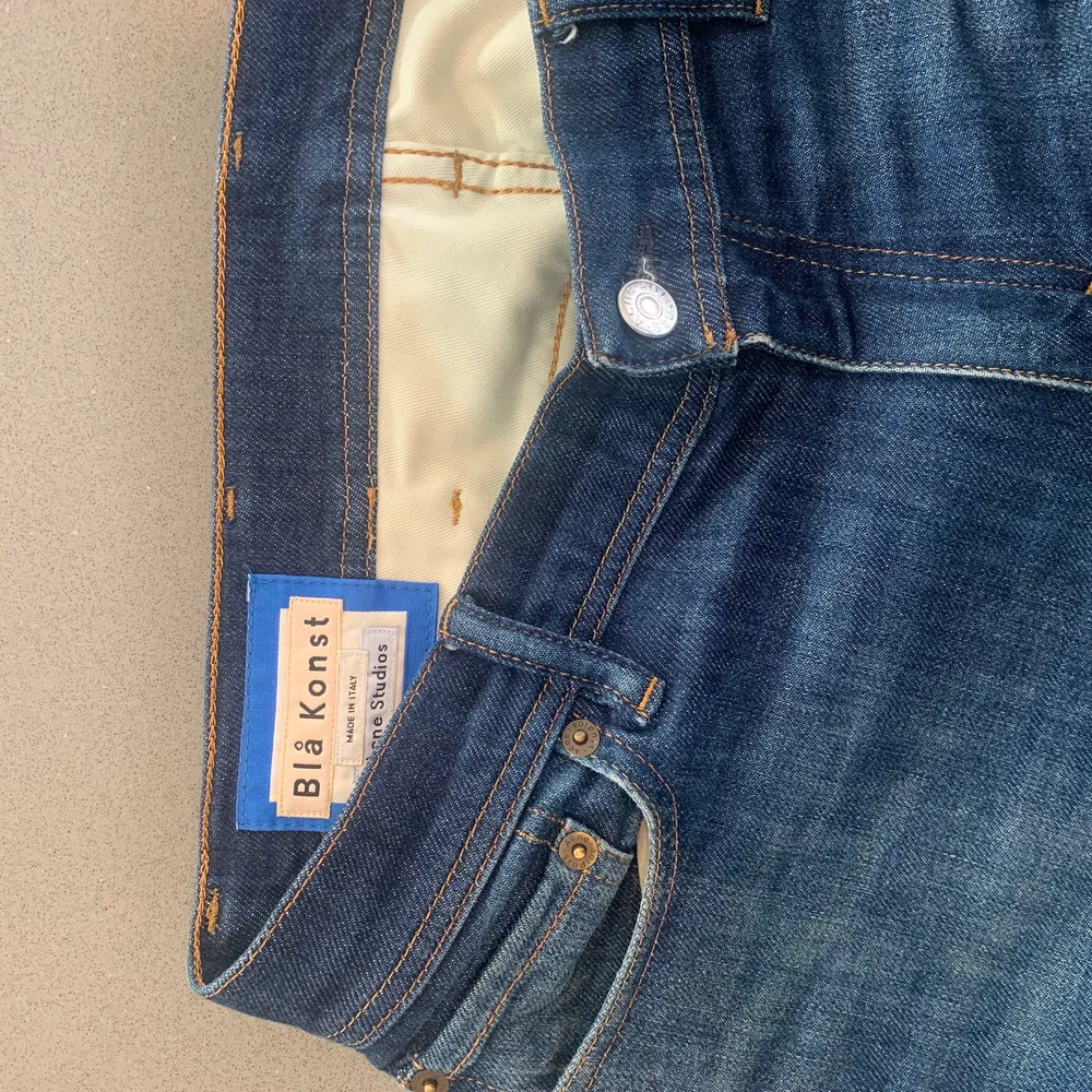 Jeans från Acne Studios. Väldigt snygga mörkblå jeans i bra skick. Säljer eftersom de inte längre passar mig. Bara att höra av sig vid frågor eller bud✌🏼👖. Jeans & Byxor.