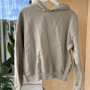 Hoodie - Grönbeige hoodie från hm! Kan hämtas i Telefonplan alternativt fraktas och då står köparen för frakt 🌸
