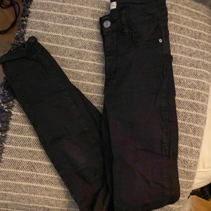 Jeans - Säljer ett par svarta jeans från Gina tricot. Storlek: xs