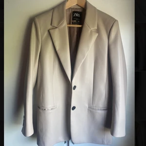 Oversize Blazer i skinnimitation  - Beige oversize blazer från Zara i skinnimitation. Har använt den max 2 gånger då den är lite för tajt för mig!  Storlek XS (jag är storlek s-m och var lite tajt).  Nypris 699 men säljer den för 180 🌸