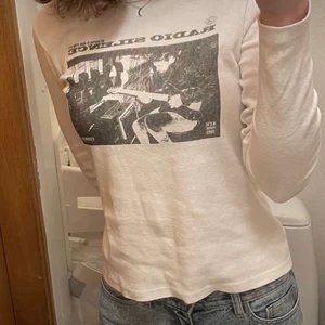 Brandy Melville tröja - Säljer denna fina tröjan från brandy Melville i bra skick. Storleken är onesize men skulle säga att den är XS/S. Tveka inte att skriva om du har någon fråga💚