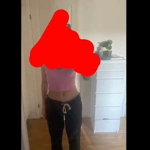 Roxy linnebyxor  - Säljer ett par svarta Roxy linnebyxor storlek M sitter bra på mig som vanligtvis har storlek xs/s väldigt fint skick, slutsålda. Hör av er om ni undrar något🌟 bättre bilder kan skickas