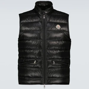 Moncler väst storlek 3 - Säljer min väst pga brist på användning. Digitalt kvitto kan ordnas, kommer även med original lådan.   Skick 9/10 Nypris 5600kr 