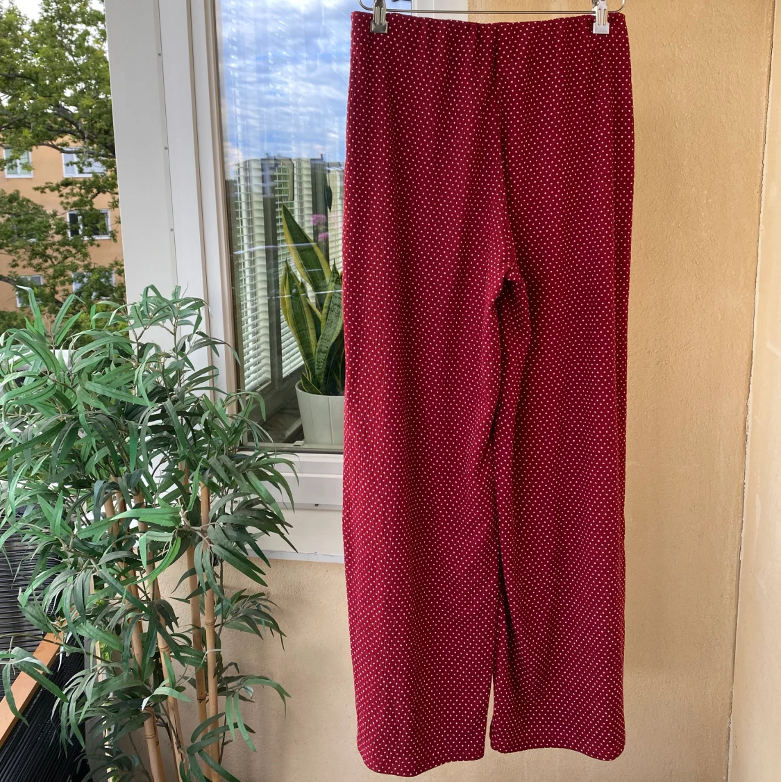 Sköna prickiga byxor  - 90