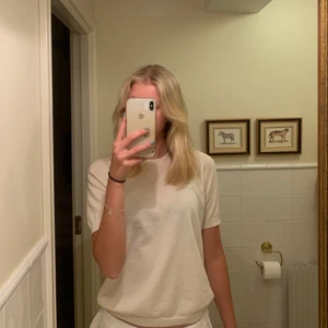 Stickad t-shirt - Stickad, beige t-shirt från lindex. Använd ett fåtal gånger och i ett mycket bra skick!! Köparen står för frakt (66kr) :) 