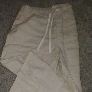 Linnebyxor från H&M - Fina nästan oanvända linnebyxor från h&m i färgen beige. Frakt ingår inte i priset